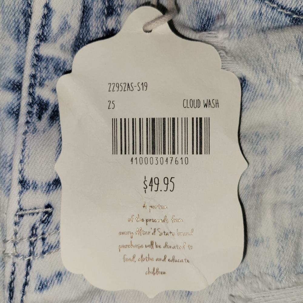 Altar'd State Cloud Wash Distressed Denim‎ Shorts w/Frayed Hem - Picture 4 of 4